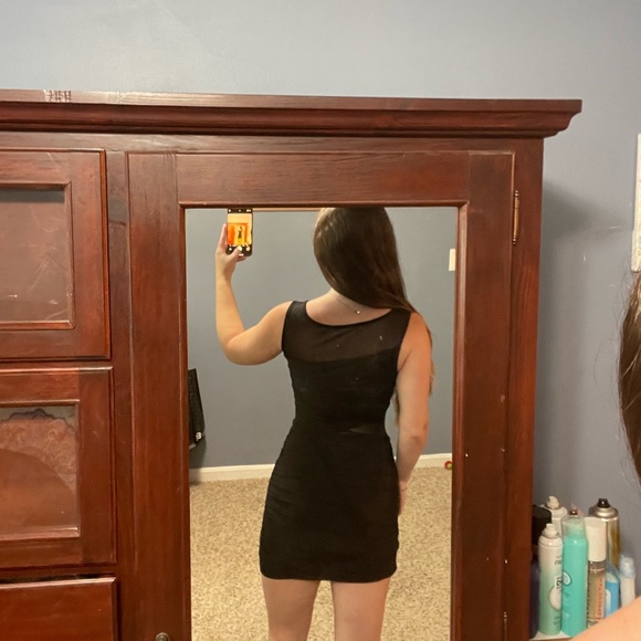 Tight black ruffled dress with mesh detail - Picture 3 of 6